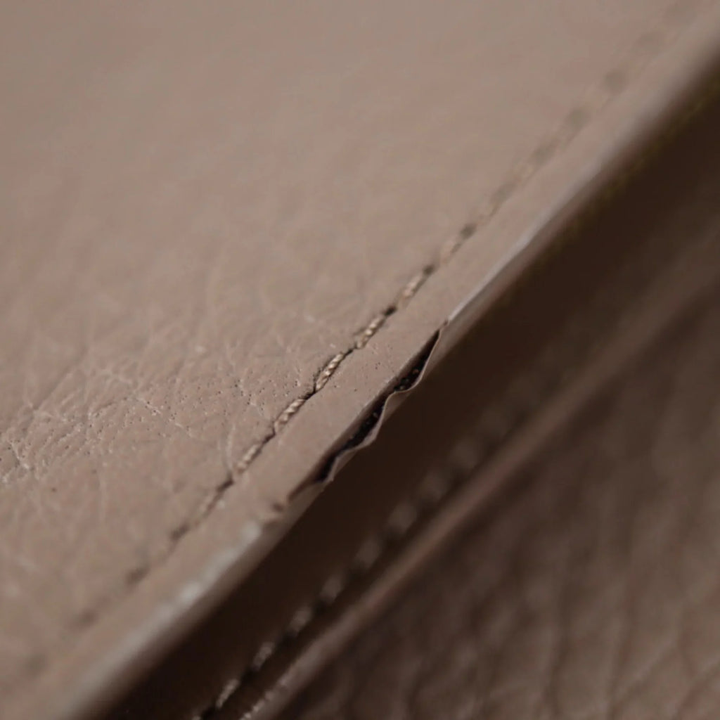 Pre-Owned LOUISize VUITTON Louis Vuitton Portefeuille Capucines Parnacea Long Wallet M62075 Taurillon Leather Taupe LV Logo Beige Gold Metal Fitting Genuine (Good)