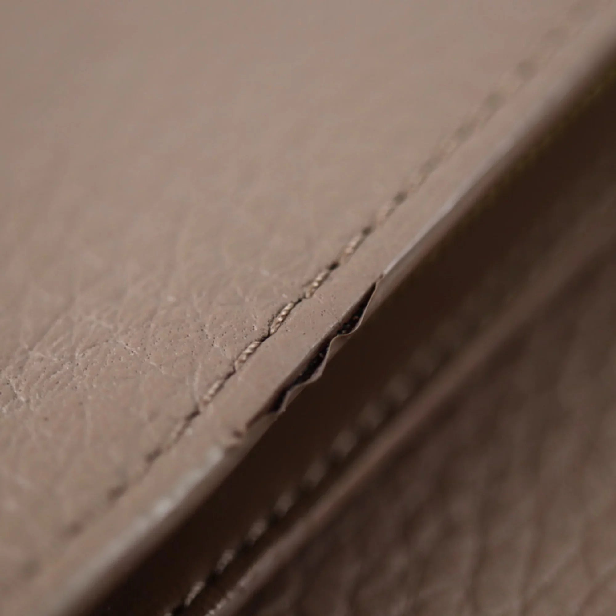 Pre-Owned LOUISize VUITTON Louis Vuitton Portefeuille Capucines Parnacea Long Wallet M62075 Taurillon Leather Taupe LV Logo Beige Gold Metal Fitting Genuine (Good)