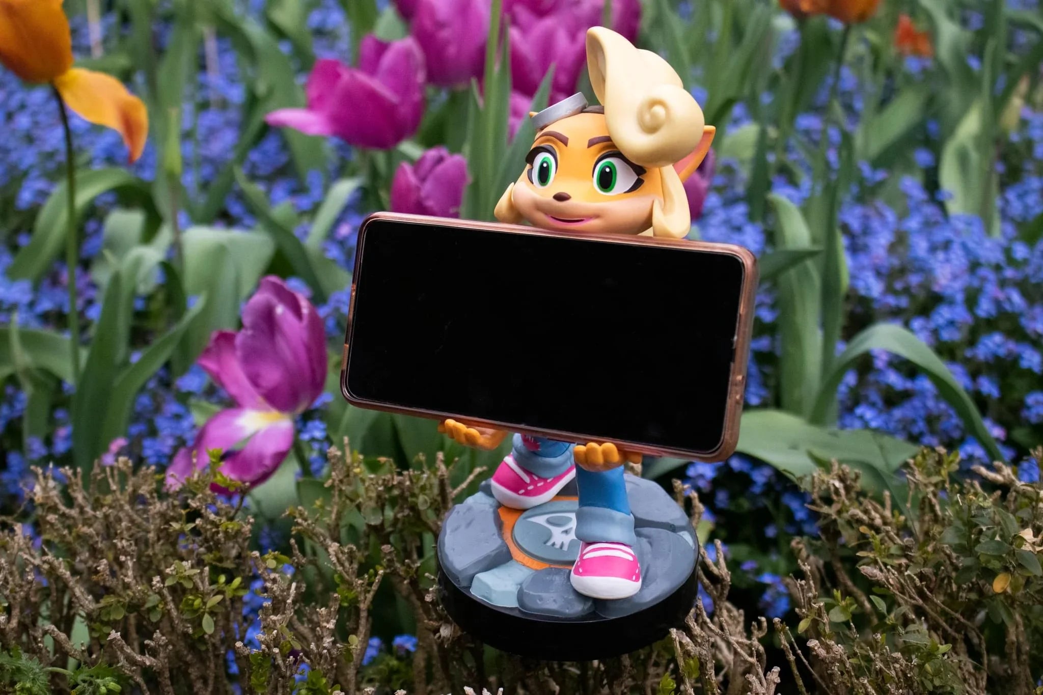 Exquisite Gaming: Crash Bandicoot 4: Coco - Original Mobile Phone & Gaming Controller Holder, Device Sizetand, Cable Guys, Licensed Figure