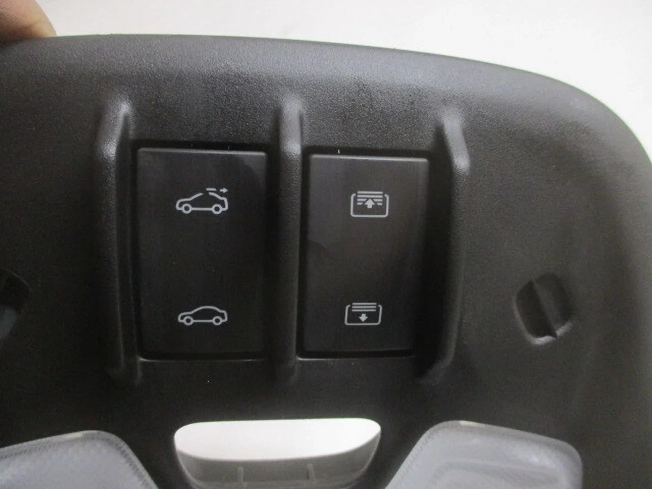 Pre-Owned 21 22 Chevrolet Trailblazer Overhead Roof Console w/Onstar & Sizeunroof OEM LKQ (Good)