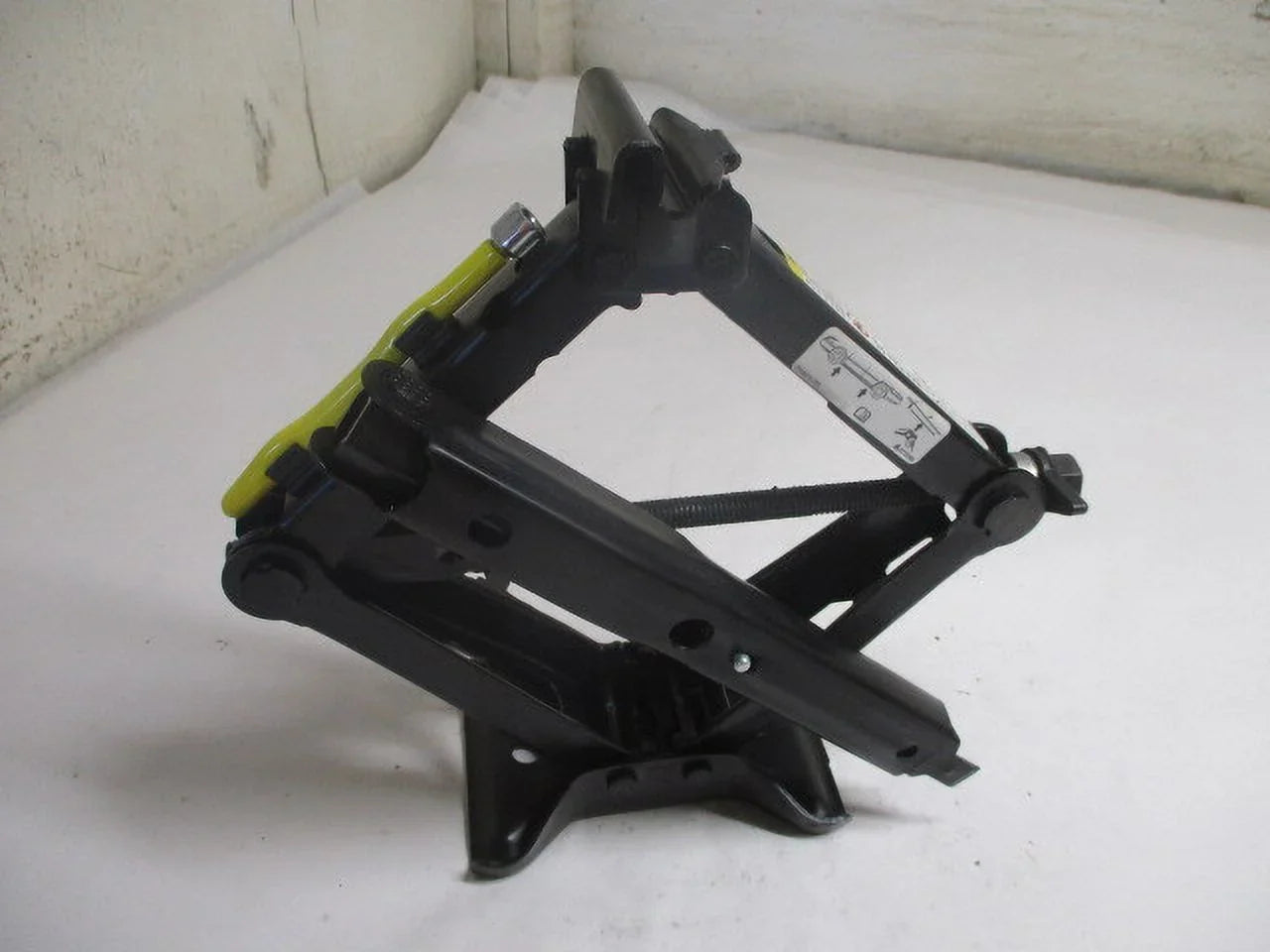 Pre-Owned 07 08 09 Sizeaturn Aura Wheel Tire Jack Assembly w/Tool OEM LKQ (Good)